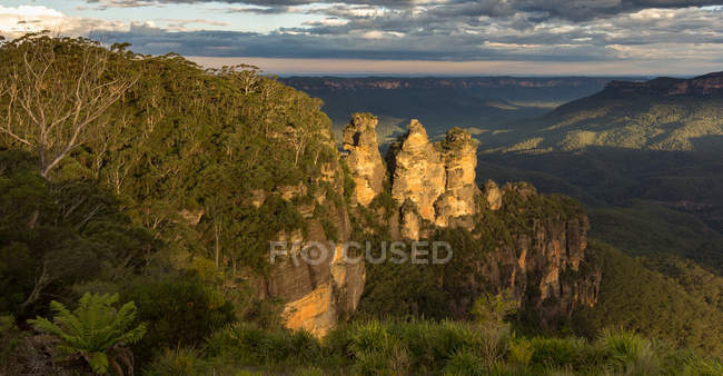 Vista panorâmica de Three Sisters pouco antes do pôr do sol, Blue Mountains, Austrália — Fotografia de Stock