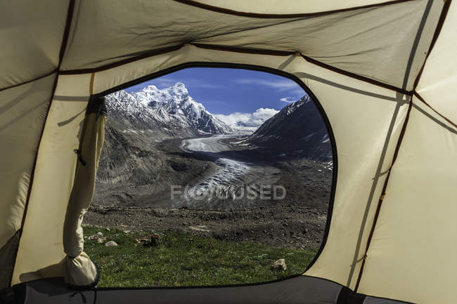 Живописный вид на Drang Drung Glacier view from tent, Himalayas, Jammu and Kashmir, India — стоковое фото