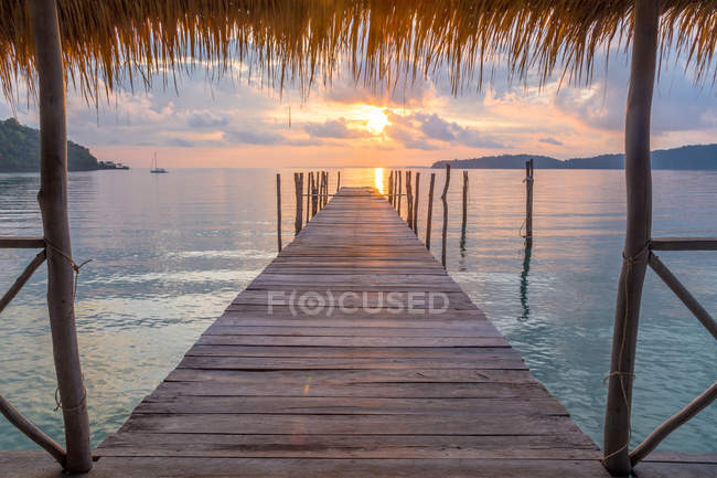 Meerblick von einem Pier, Sarazenen-Bucht, Insel Koh Rong, Kambodscha — Stockfoto