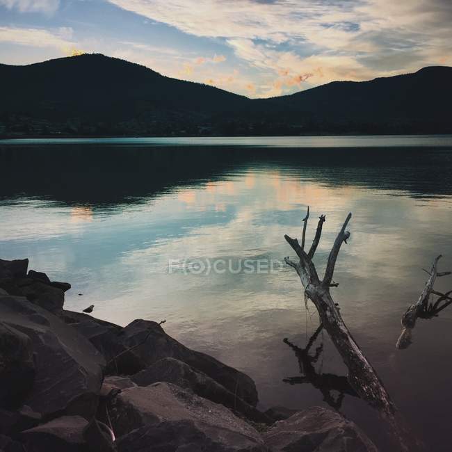 Scenic view of lake and mountain landscape, Hobart, Tasmania, Australia — Stock Photo