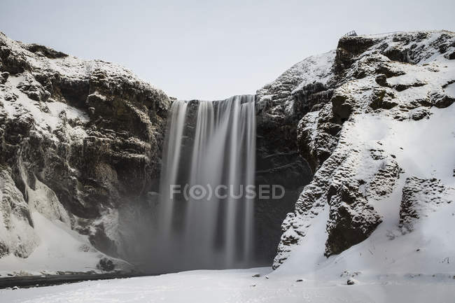 Живописный вид на замерзший водопад, Исландия — стоковое фото