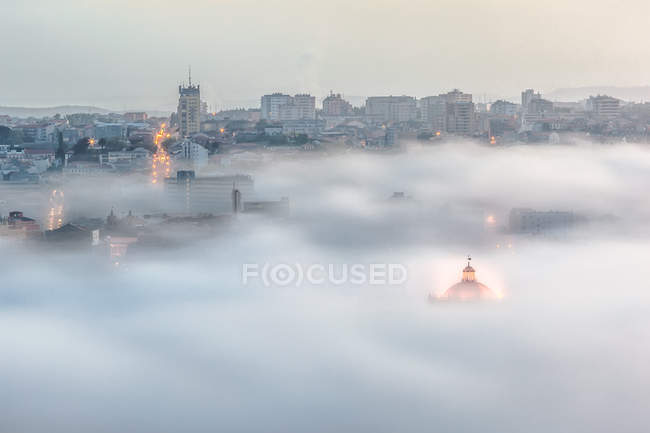 Vista panorámica del paisaje urbano en la niebla, Gaia, Oporto, Portugal - foto de stock