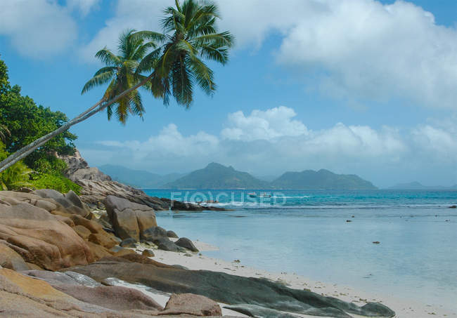Vue panoramique sur la plage tropicale, île de La Digue, Seychelles — Photo de stock