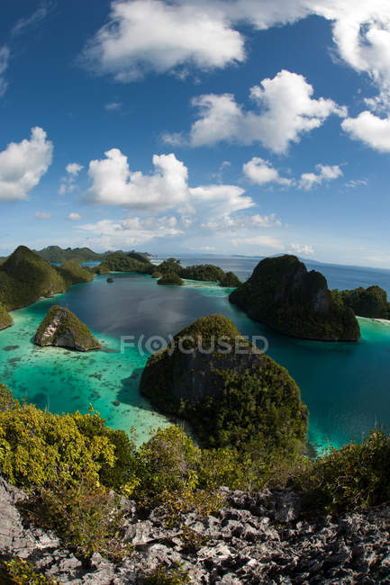 Ilhas e baías tropicais, Sorong, Papua Ocidental, Indonésia — Fotografia de Stock