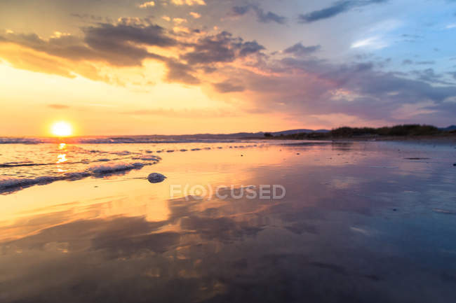 Vista panorámica de la puesta de sol en la playa, Campo di Mare, Italia - foto de stock