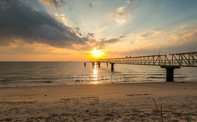 Vista panorámica del muelle en la playa al atardecer, Malaca, Malasia - foto de stock