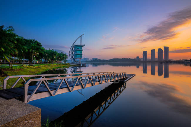 Vue panoramique sur le lever du soleil à la jetée sur le lac, Pullman, Putrajaya, Malaisie — Photo de stock
