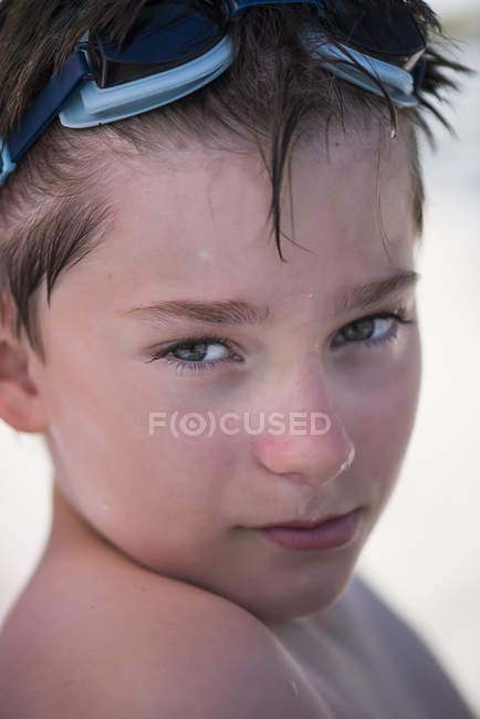 Retrato de menino com óculos de natação olhando para a câmera — Fotografia de Stock