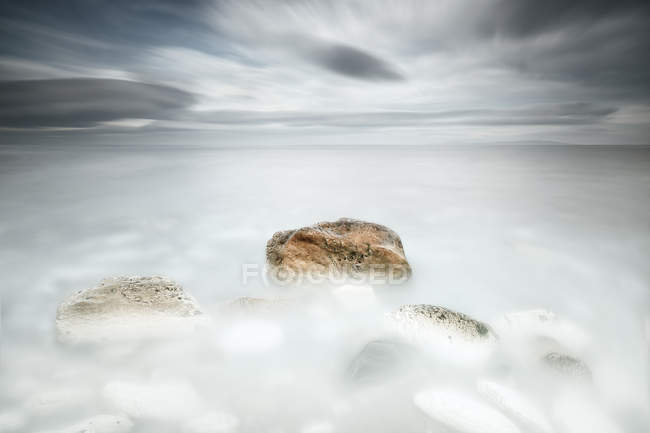 Великобританія, Північна Ірландія, вид на море зі скелі — стокове фото