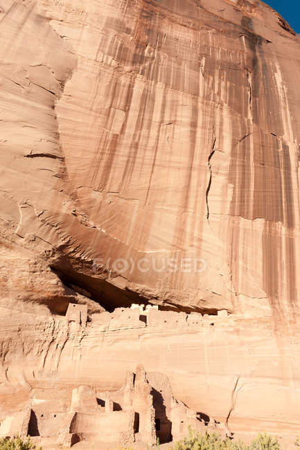 Живописный вид на знаменитые дома Анасази со скалы, Каньон-де-Челли, округ Апаче, Аризона, США — стоковое фото