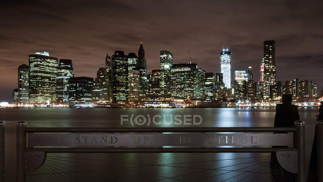 Vista panorámica del centro de Manhattan por la noche, Nueva York, EE.UU. - foto de stock