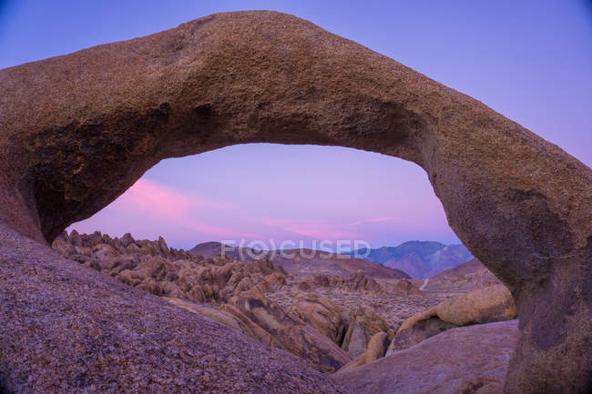 Célèbre arche de Mobius au coucher du soleil, Alabama Hills, Californie, USA — Photo de stock