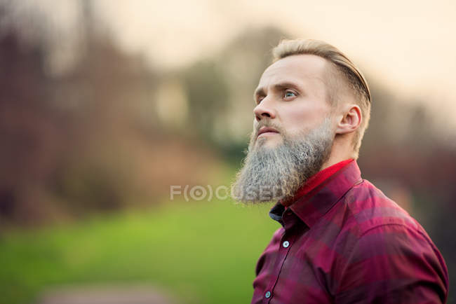 Portrait d'homme hipster funky avec une barbe debout à l'extérieur — Photo de stock