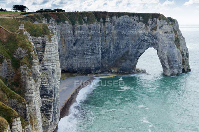Vista panorámica del arco y acantilado a lo largo de la costa, Normandía, Francia - foto de stock
