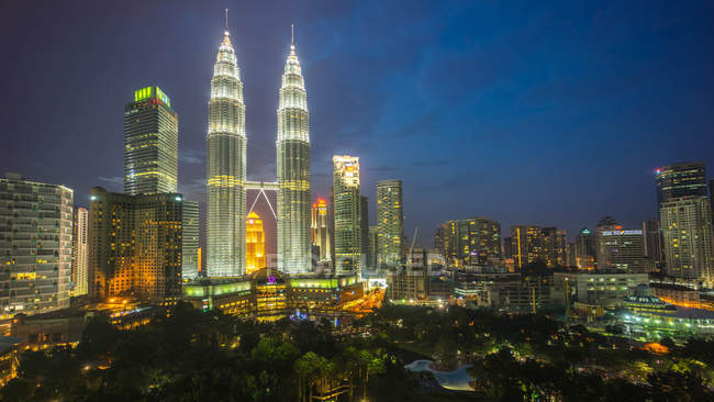 Torres gêmeas Petronas e horizonte à noite, Kuala Lumpur, Malásia — Fotografia de Stock