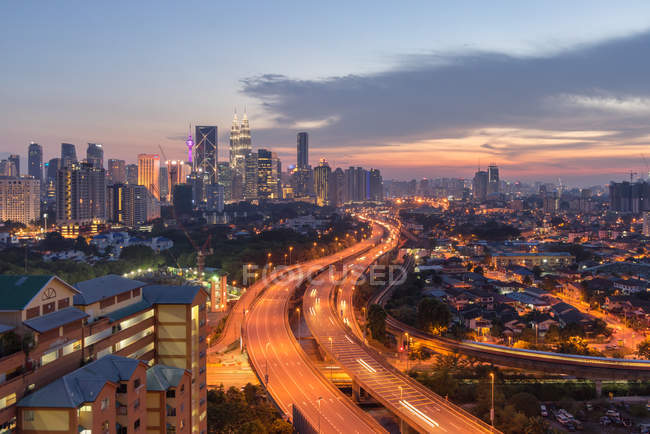 Vista panorámica de la puesta de sol sobre el horizonte de la ciudad, Kuala Lumpur, Malasia - foto de stock