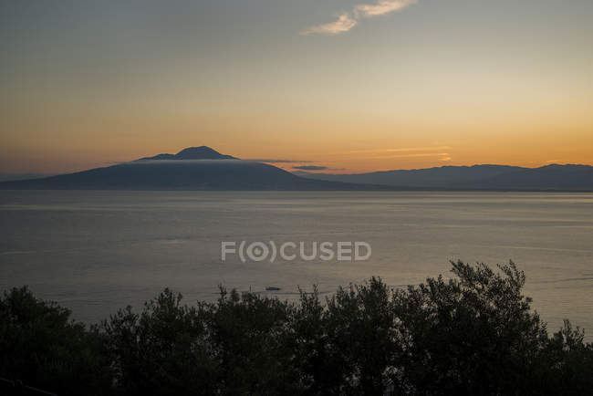 Vista panorámica del amanecer sobre el Monte Vesubio, Campania, Italia - foto de stock
