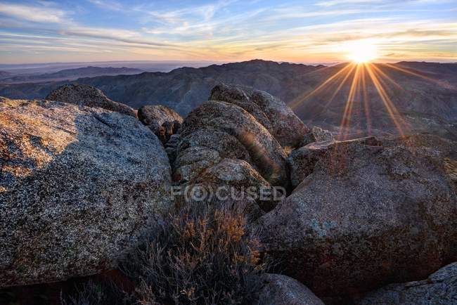 Salida del sol sobre las montañas Jacumba, California, EE.UU. - foto de stock