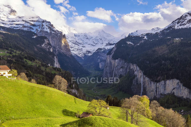 Vue panoramique de la vallée de Lauterbrunnen, Suisse — Photo de stock