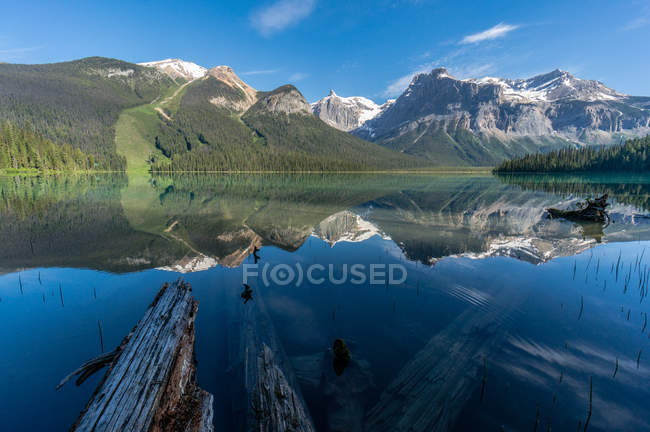 Vue panoramique sur Emerald Lake Reflections, parc national Yoho, Rocheuses canadiennes, Canada — Photo de stock