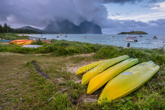 Kayaks en la playa, Isla Lord Howe, Nueva Gales del Sur, Australia - foto de stock