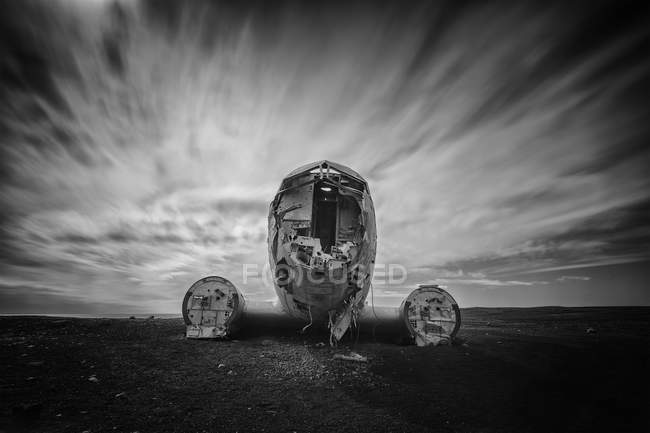 Vista panoramica di relitti aerei in monocromo, Islanda — Foto stock