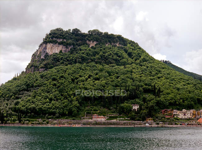 Belle vue sur La Rocca au lac de Garde, Italie — Photo de stock