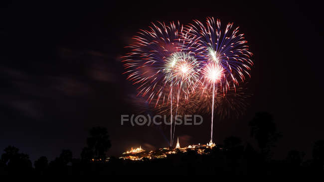 Vista panoramica del festival dei fuochi d'artificio a Khoa Wang, Phetchaburi, Thailandia — Foto stock