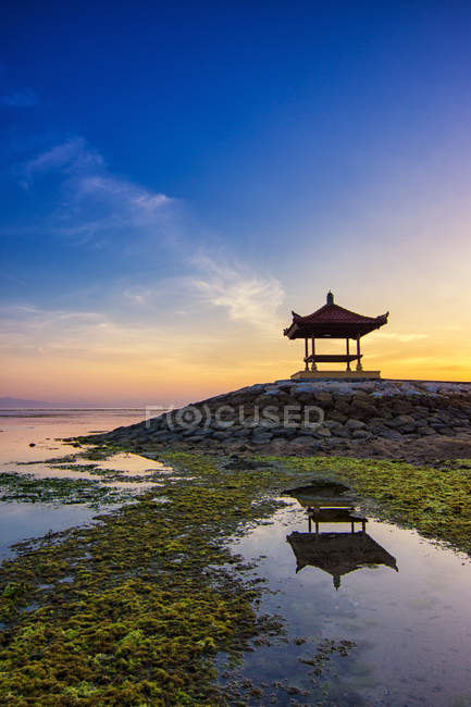 Мальовничий вид на схід сонця на пляжі Санур, Балі, Індонезія — стокове фото