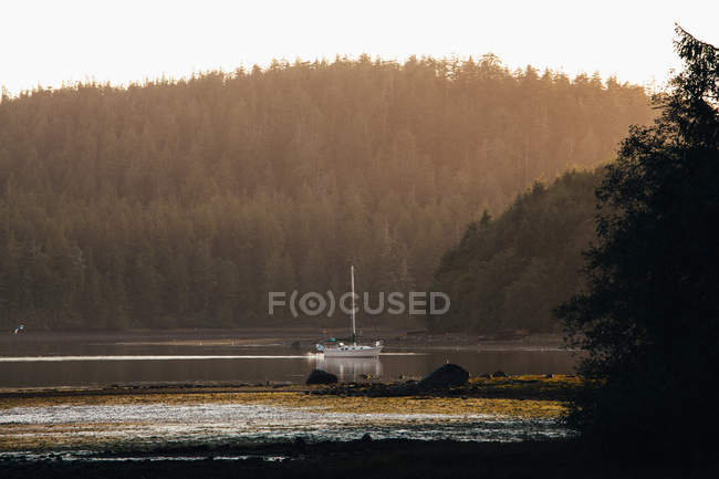 Vista panorámica del barco navegando hacia el mar, Vancouver, Columbia Británica, Canadá - foto de stock