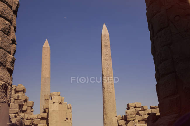 Живописный вид на обелиски и руины, Египет — стоковое фото