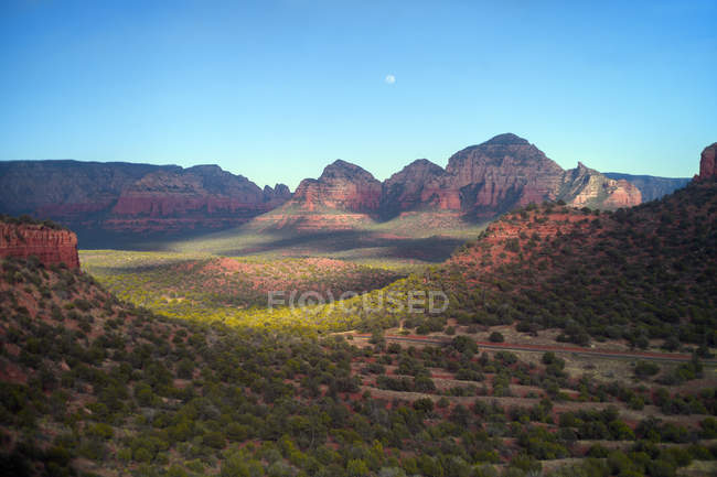 EUA, Arizona, Sedona, Paisagem com vale e rochas ao pôr do sol — Fotografia de Stock