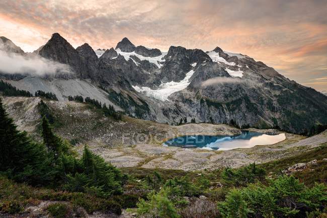 Mount shuksan at sunrise, North Cascades National Park, Washington, EE.UU. - foto de stock