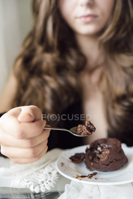 Крупным планом женщина ест шоколадный десерт — стоковое фото