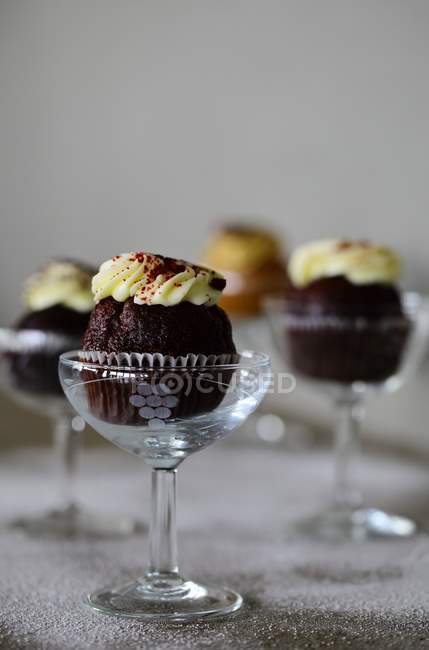 Chocolate dessert with cream, closeup against grey background — Stock Photo
