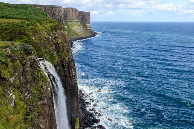 Vista maestosa di kilt rock, Isola di Skye, Scozia, Regno Unito — Foto stock