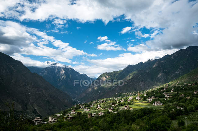 Vila Jiaju em montanhas sob o céu azul e nuvens brancas, Danba County, Tibete, China — Fotografia de Stock