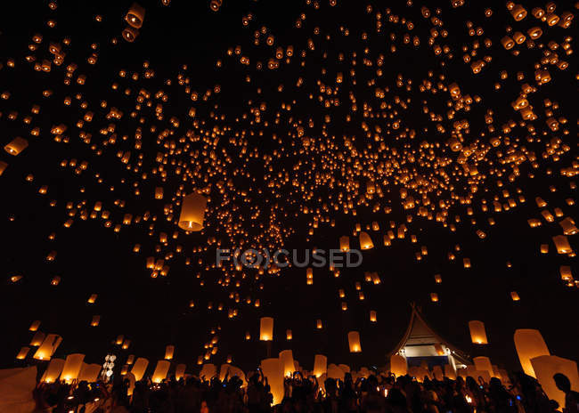 Vista panorámica del festival de la linterna en la noche, Chiang Mai, Tailandia - foto de stock