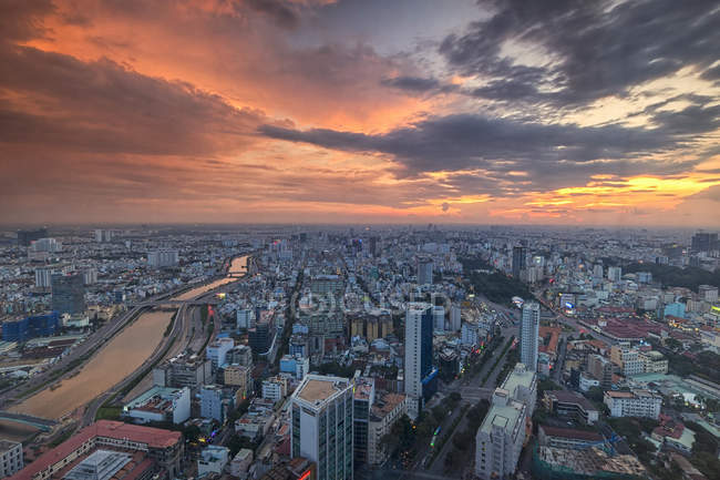 Vista aérea de la ciudad al atardecer, Ciudad Ho Chi Minh, Vietnam - foto de stock
