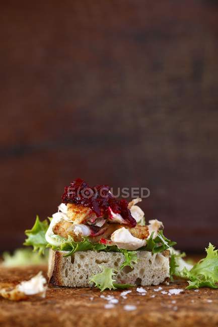Savoureux sandwich au poulet avec goût de betterave sur fond flou — Photo de stock