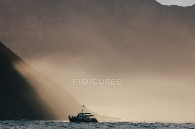 Vista panorâmica da silhueta do barco de turismo, Hout Bay, Cidade Do Cabo, África do Sul — Fotografia de Stock