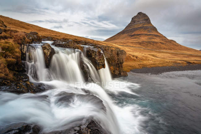 Ісландія, Snaefells півострова, мальовничим видом Kirkjufell водоспад з гори Kirkjufell у фоновому режимі — стокове фото