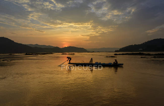 Silhouette zweier Fischer in einem Boot auf dem Mekong, Thailand — Stockfoto