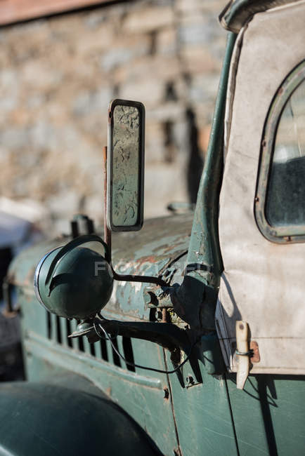 Nahaufnahme eines rostigen alten Autos vor verschwommenem Hintergrund — Stockfoto