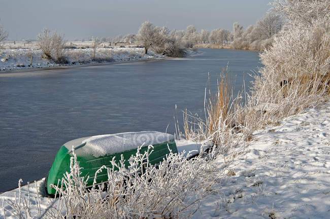Kopfüber Boot am Flussufer, Oldersum, Niedersachsen, Deutschland — Stockfoto