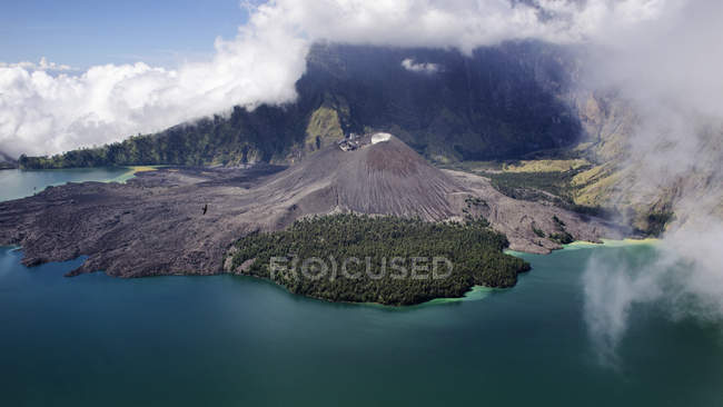 Vista panorámica del volcán Monte Rinjani, Lombok, Indonesia - foto de stock