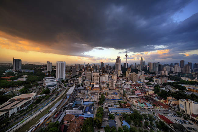 Vista panoramica dello skyline della città durante la tempesta, Kuala Lumpur, Malesia — Foto stock