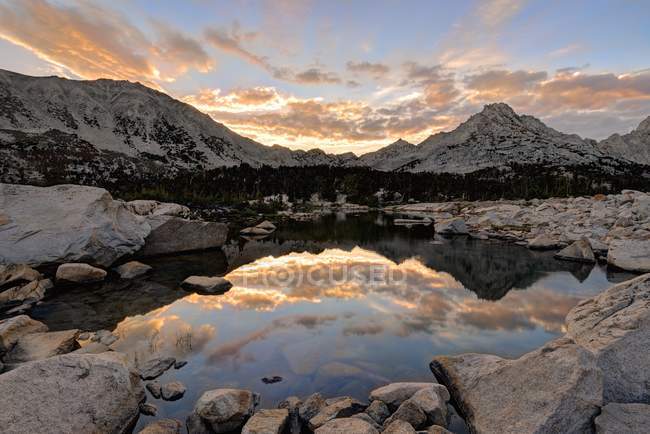 Scenic view of sunrise over Kearsarge Pass, Kings Canyon National Park, USA — Stock Photo