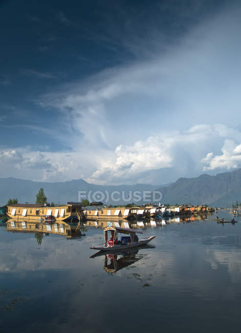 Casas flotantes y barcos de taxis en el lago Dal, Cachemira, India - foto de stock