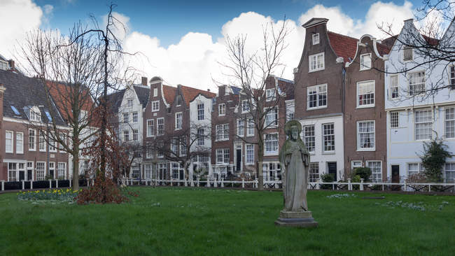 Живописный вид ряда домов в Амстердаме, Голландия — стоковое фото